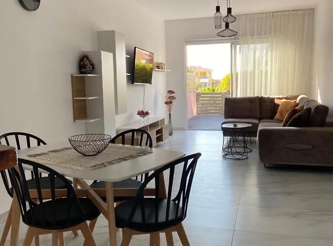 Regina Garden Renovated & Lovely Apartment, Paphos